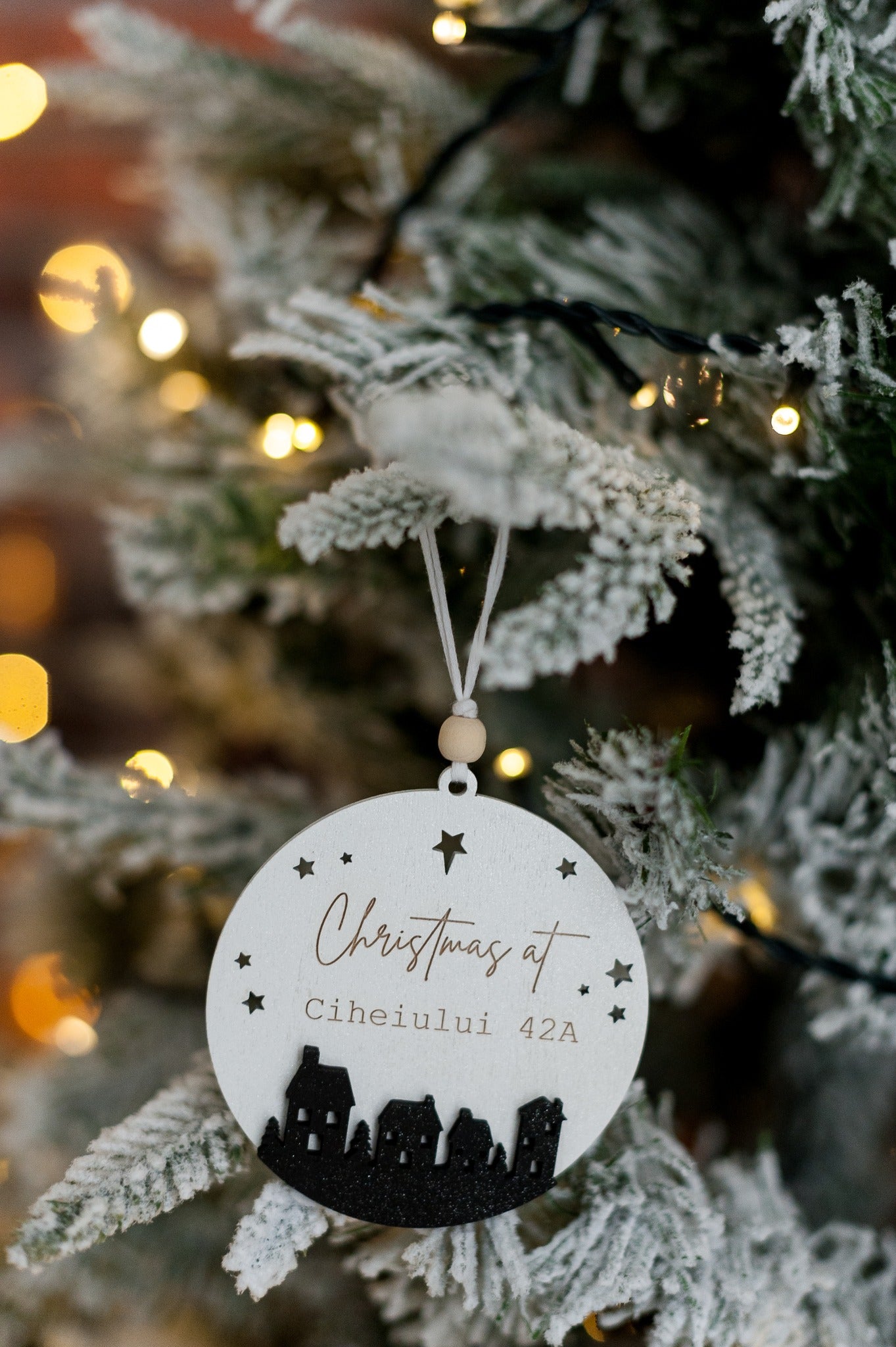 Ornament din lemn cu mesaj gravat Christmas at...(adresa dorită)