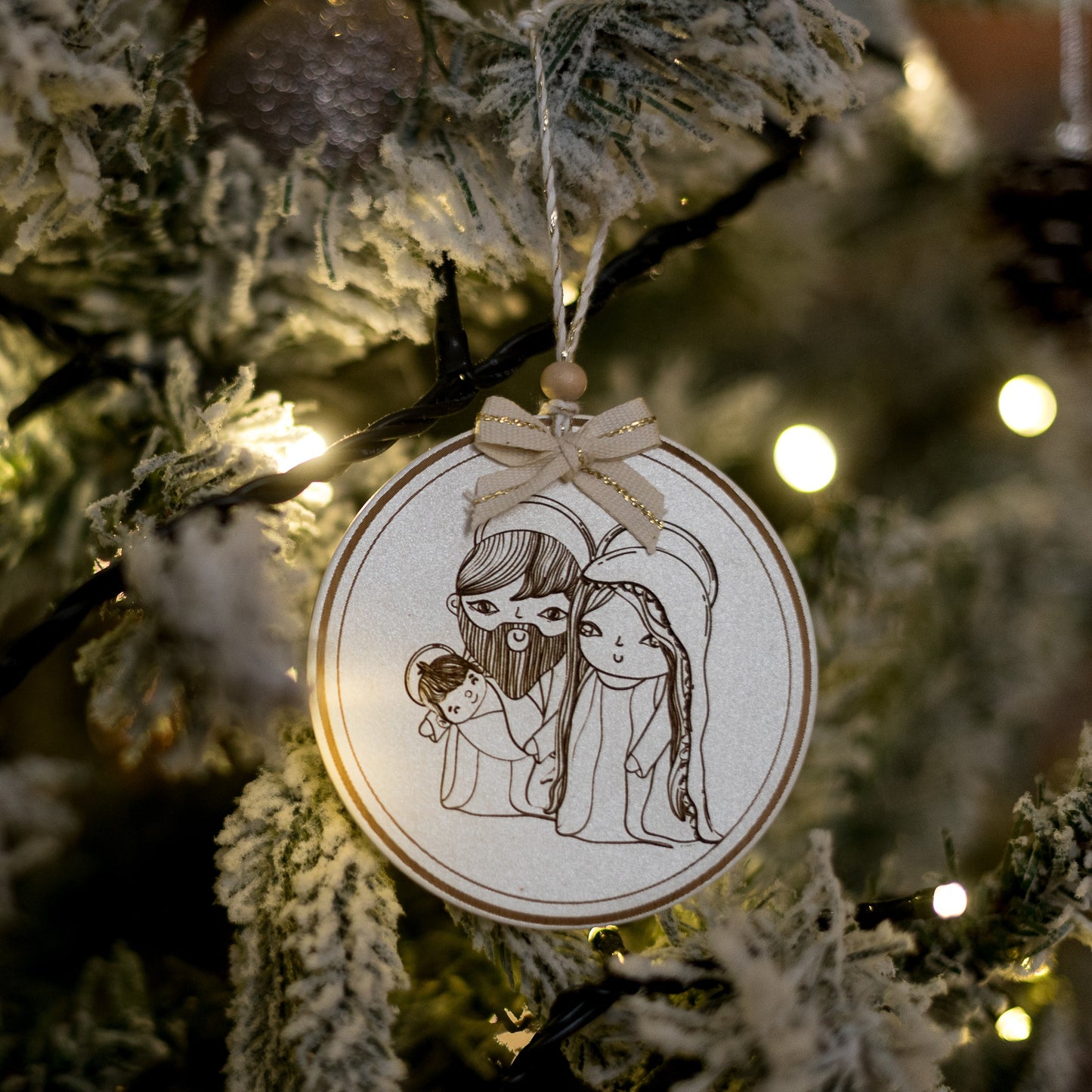 Glob din lemn vopsit alb cu sidef, cu Iosif, Maria și Pruncul