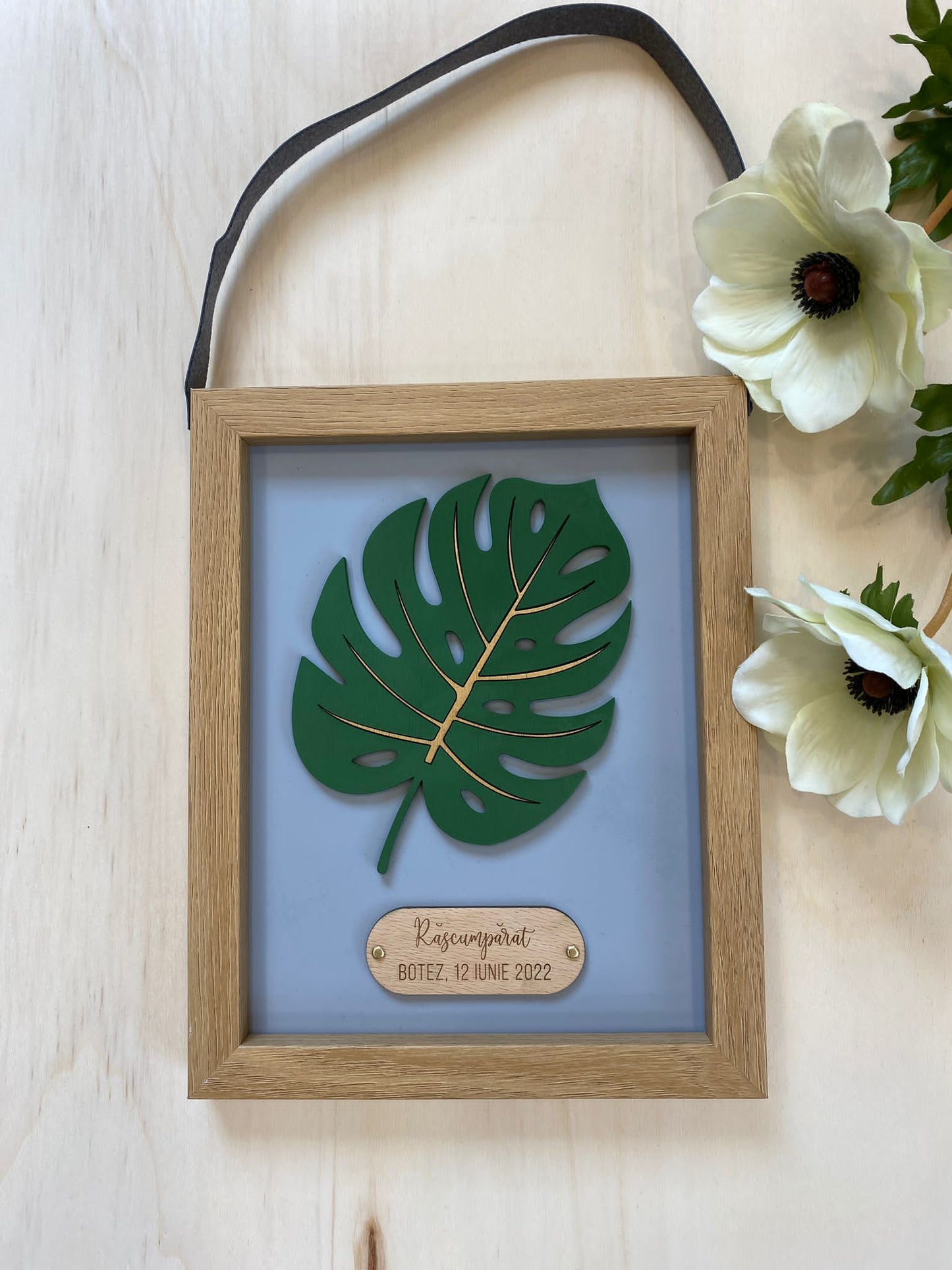 Ramă decorativă de botez cu frunză 3D din lemn vopsit și gravură personalizată