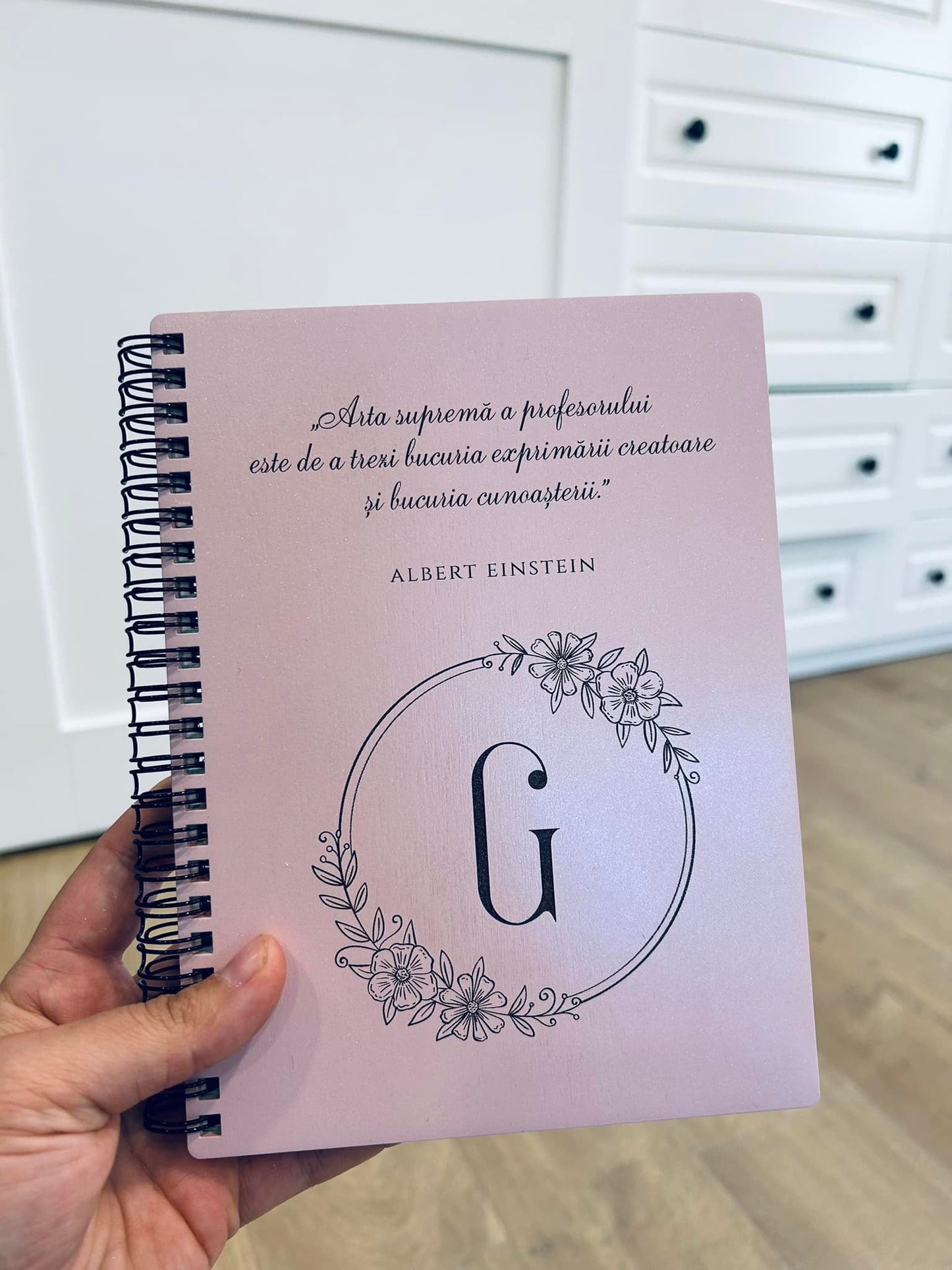 Agendă, carnețel cu coperti din lemn cu literă personalizată și citat de Albert Einstein