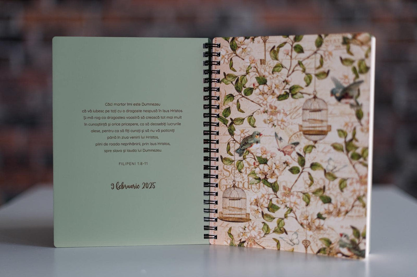 Agendă, Carnețel cu coperți din lemn vopsit personalizată cu gravură de flori, nume și citat/mesaj