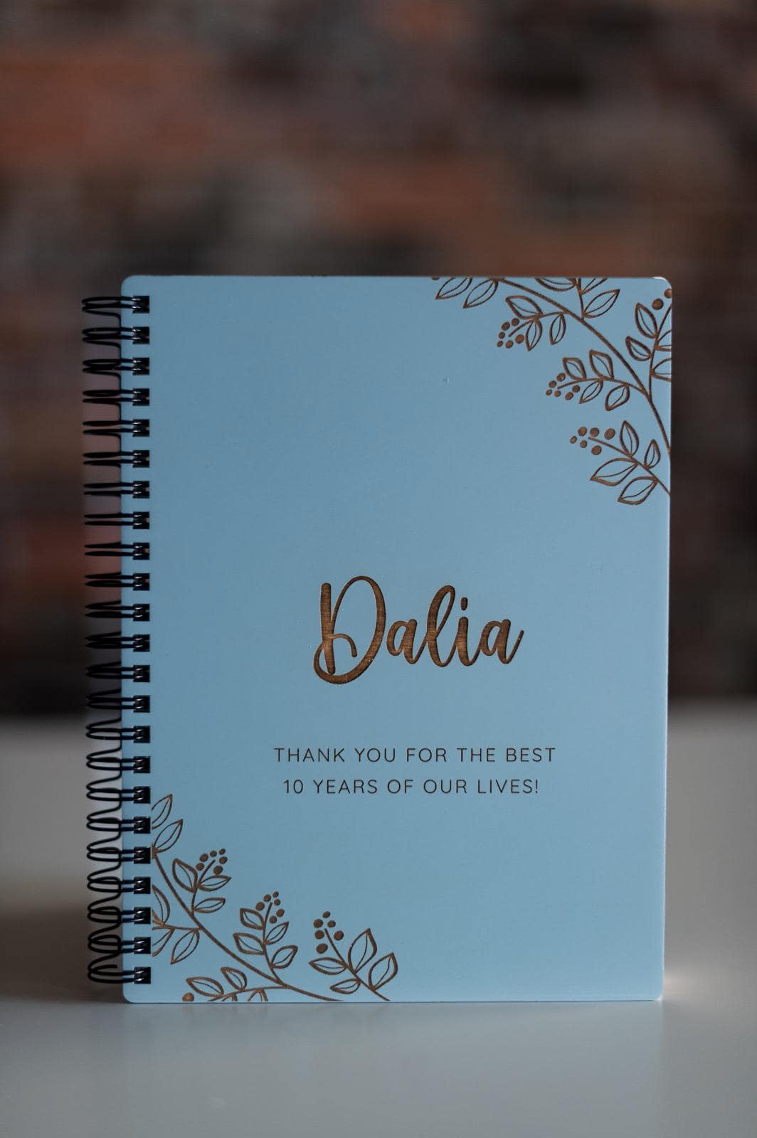 Agendă, Carnețel cu coperți din lemn vopsit albastru, personalizată cu gravură de flori, nume și citat/mesaj (Copy)