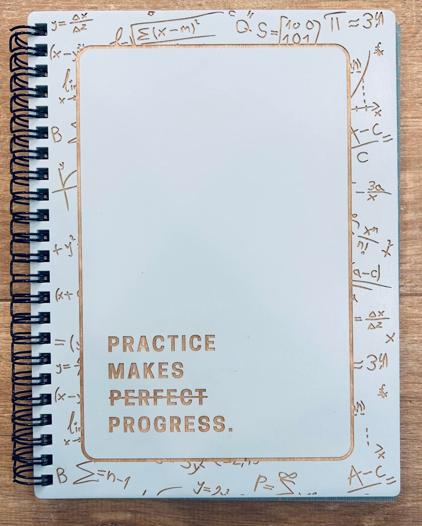 Agenda, Carnetel cu coperți din lemn vopsite, Practice makes progress, formule matematice