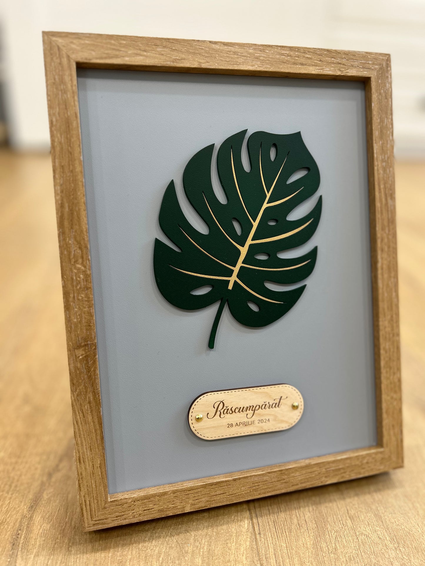 Ramă decorativă de botez cu frunză 3D din lemn vopsit și gravură personalizată