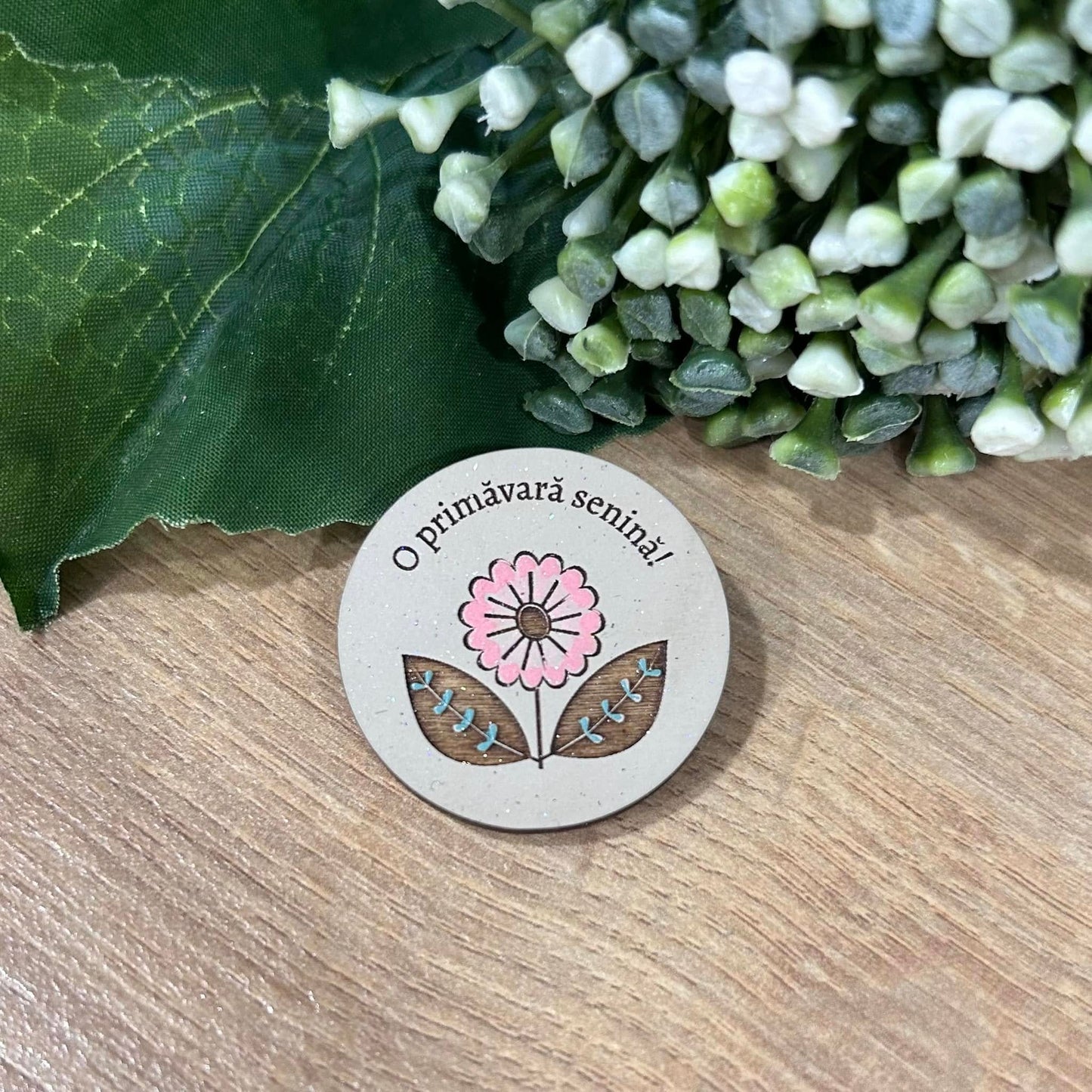 Mărțișor cu flori pictate și mesaj O PRIMĂVARĂ SENINĂ