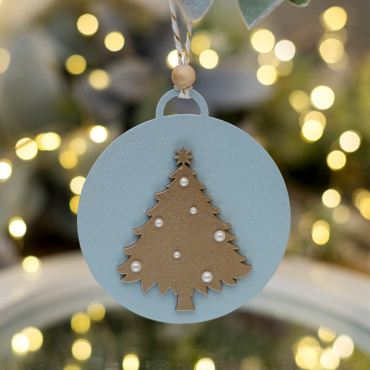 Ornament din lemn cu brăduț 3D și perluțe aplicate