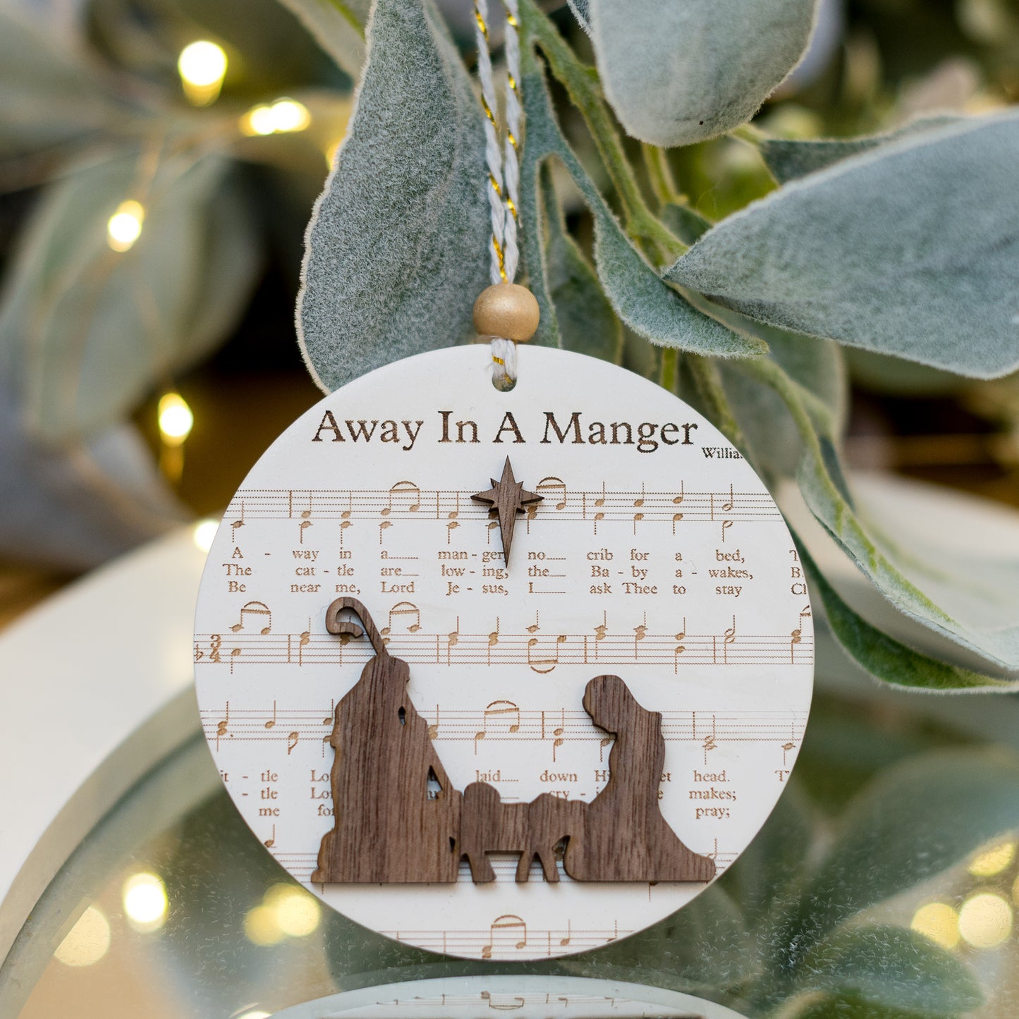 Ornament din lemn cu colind tradițional gravat Away in a Manger și cu Scena Nașterii 3D