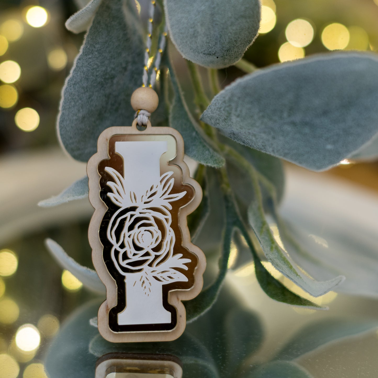 Ornament de brad din lemn natur și acryl auriu - Monograma I