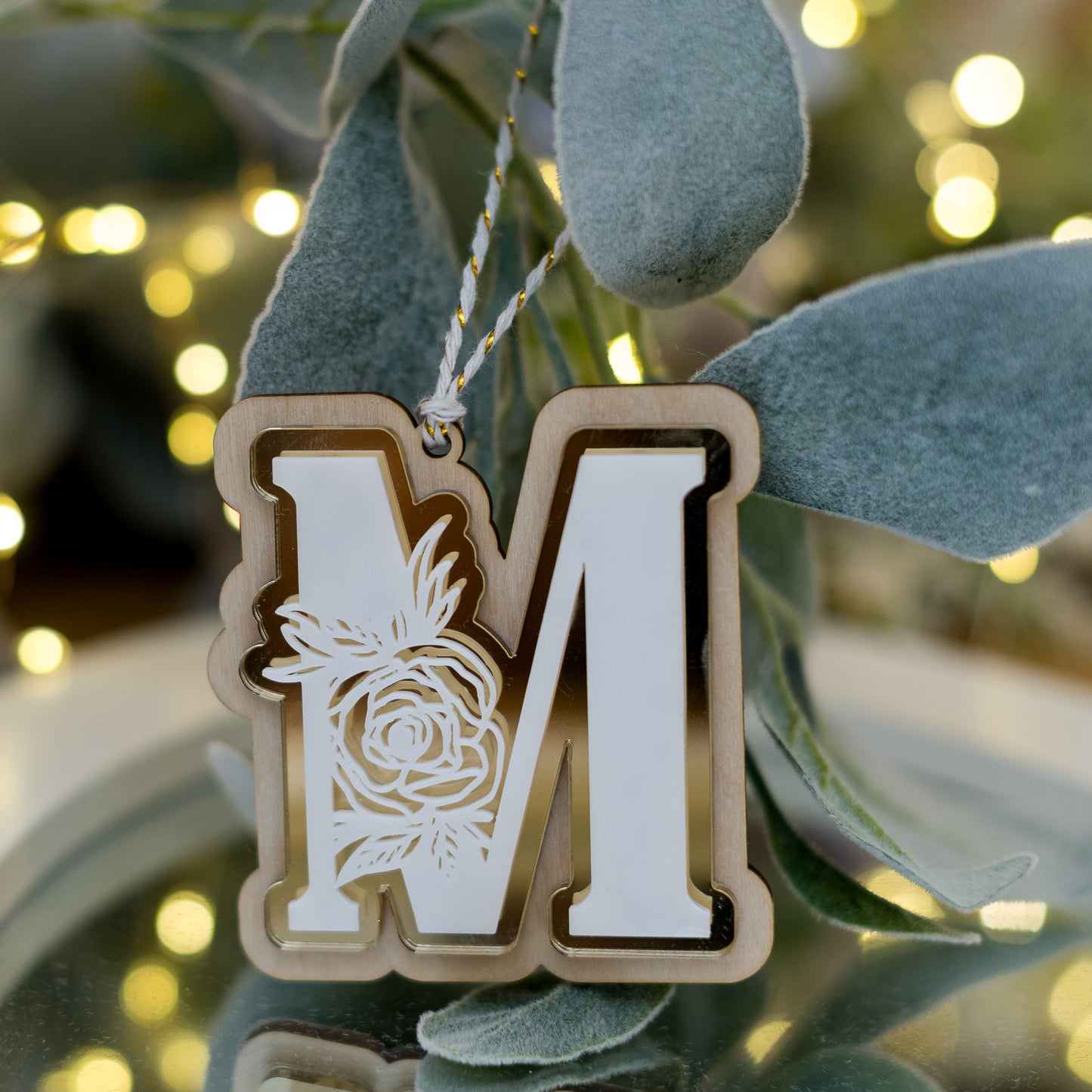 Ornament de brad din lemn natur și acryl auriu - Monograma M