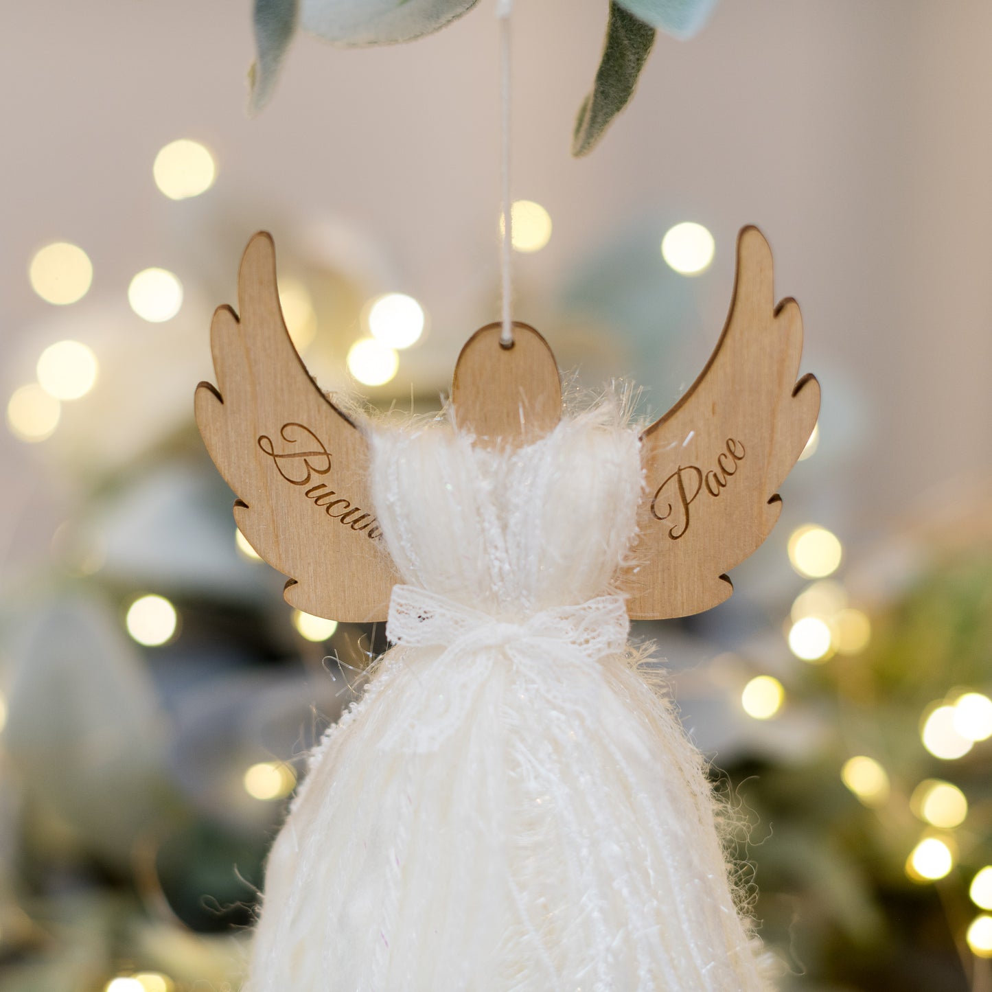 Ornament de brad - Îngeraș din lemn cu franjuri și urări gravate, BUCURIE și PACE