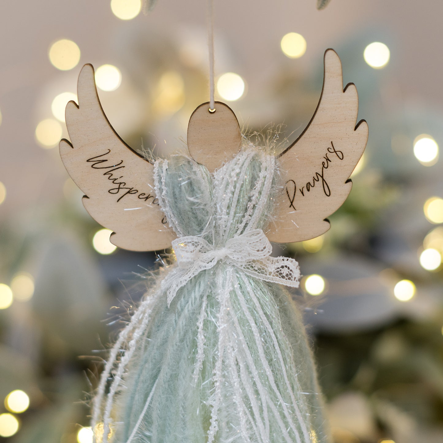 Ornament de brad - Îngeraș din lemn cu franjuri și urări gravate, WHISPERING PRAYERS