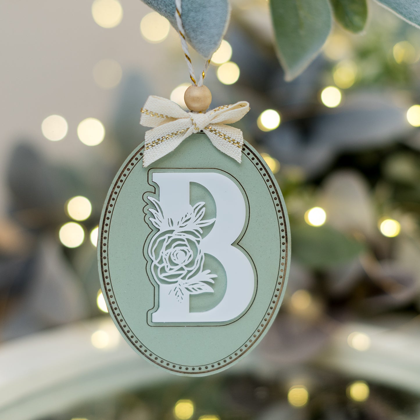 Ornament oval din lemn vopsit cu monogramă din acryl alb, litera B