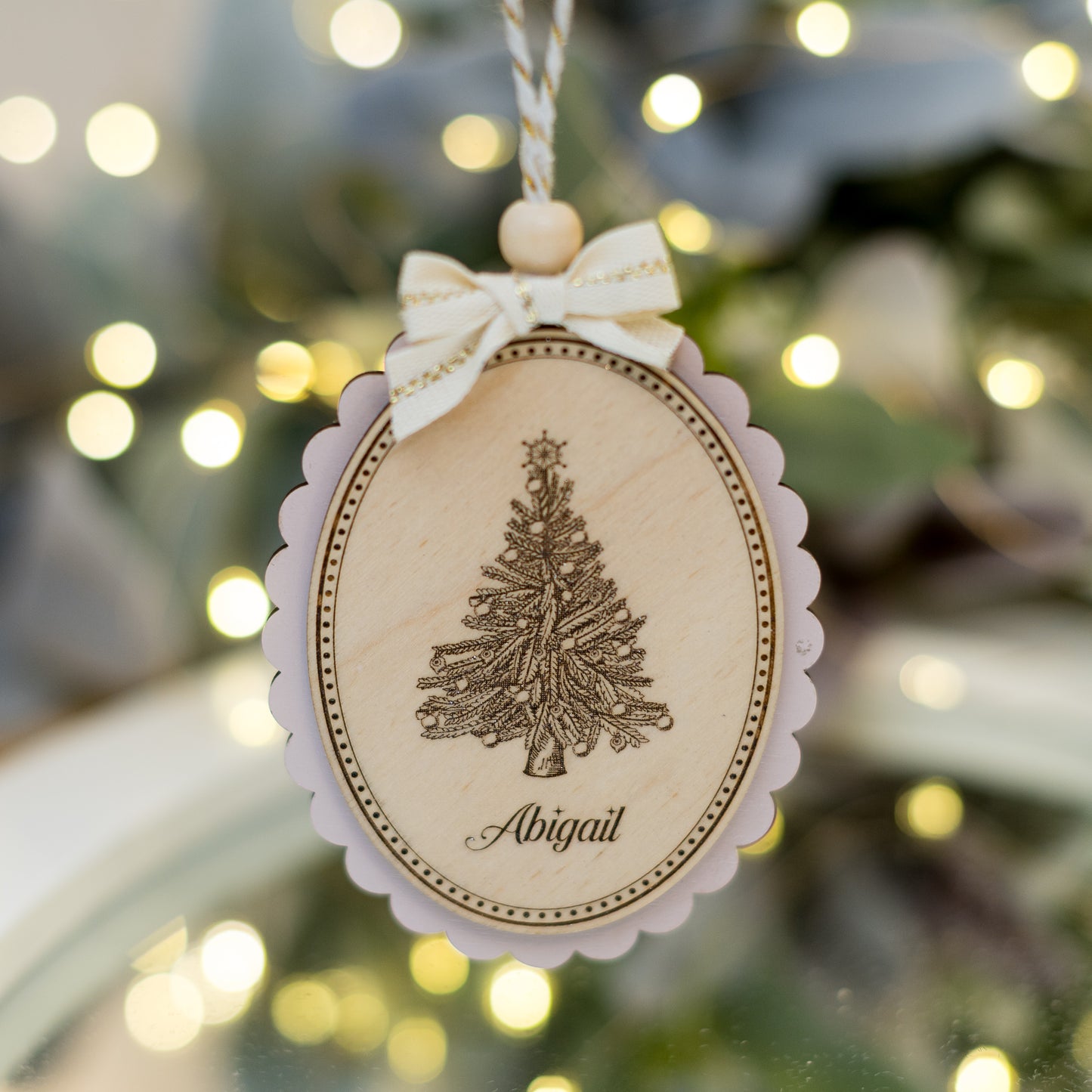 Ornament oval din lemn cu gravură pom de Crăciun vintage și nume personalizat