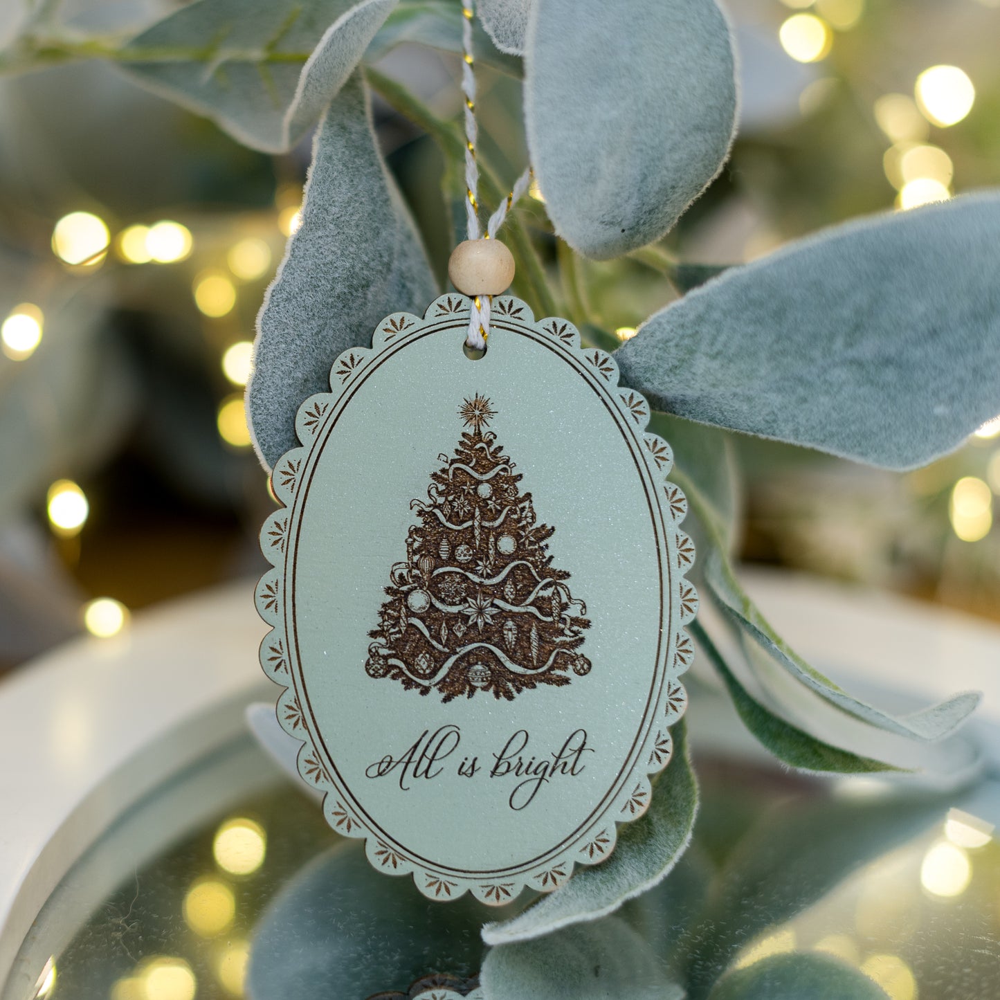 Ornament oval din lemn cu gravură pom vintage de Crăciun și text ALL IS BRIGHT