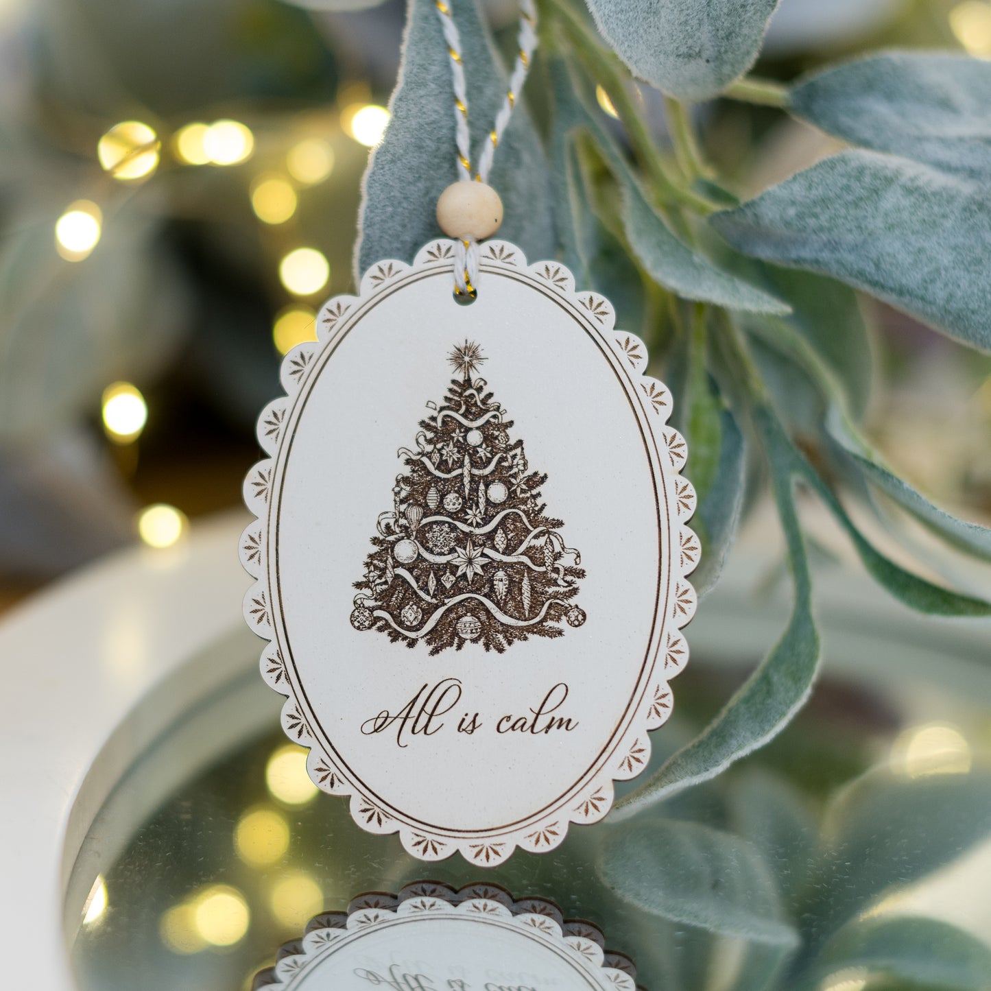 Ornament oval din lemn cu gravură pom vintage de Crăciun și text ALL IS CALM