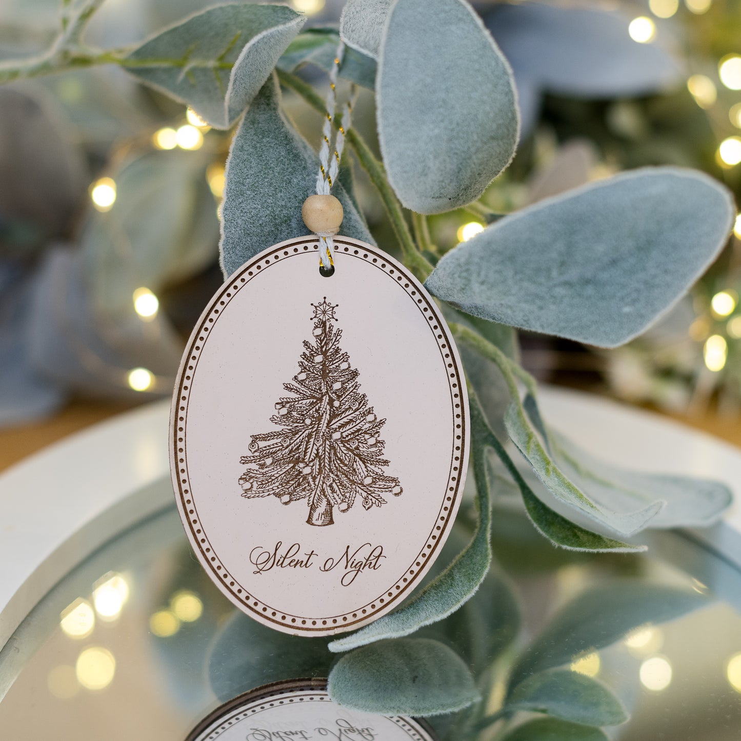 Ornament oval din lemn cu gravură pom vintage de Crăciun și text SILENT NIGHT