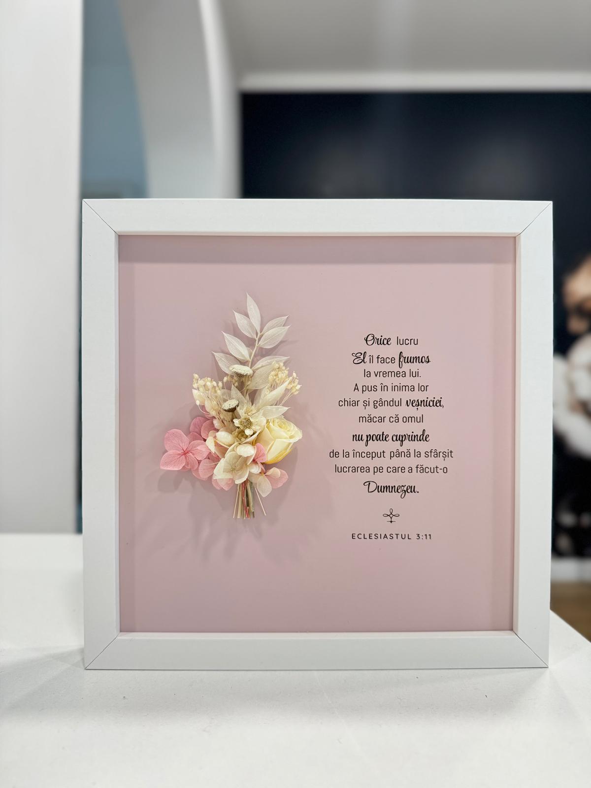 Ramă decorativă cu buchețel de flori criogenate și verset biblic sau citat