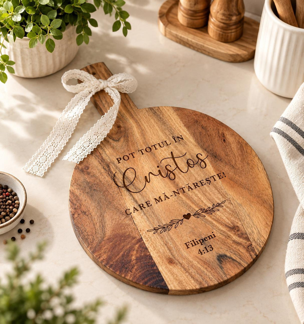 Tocător rotund din lemn gravat cu verset Filipeni 4:13 - Pot totul în Cristos