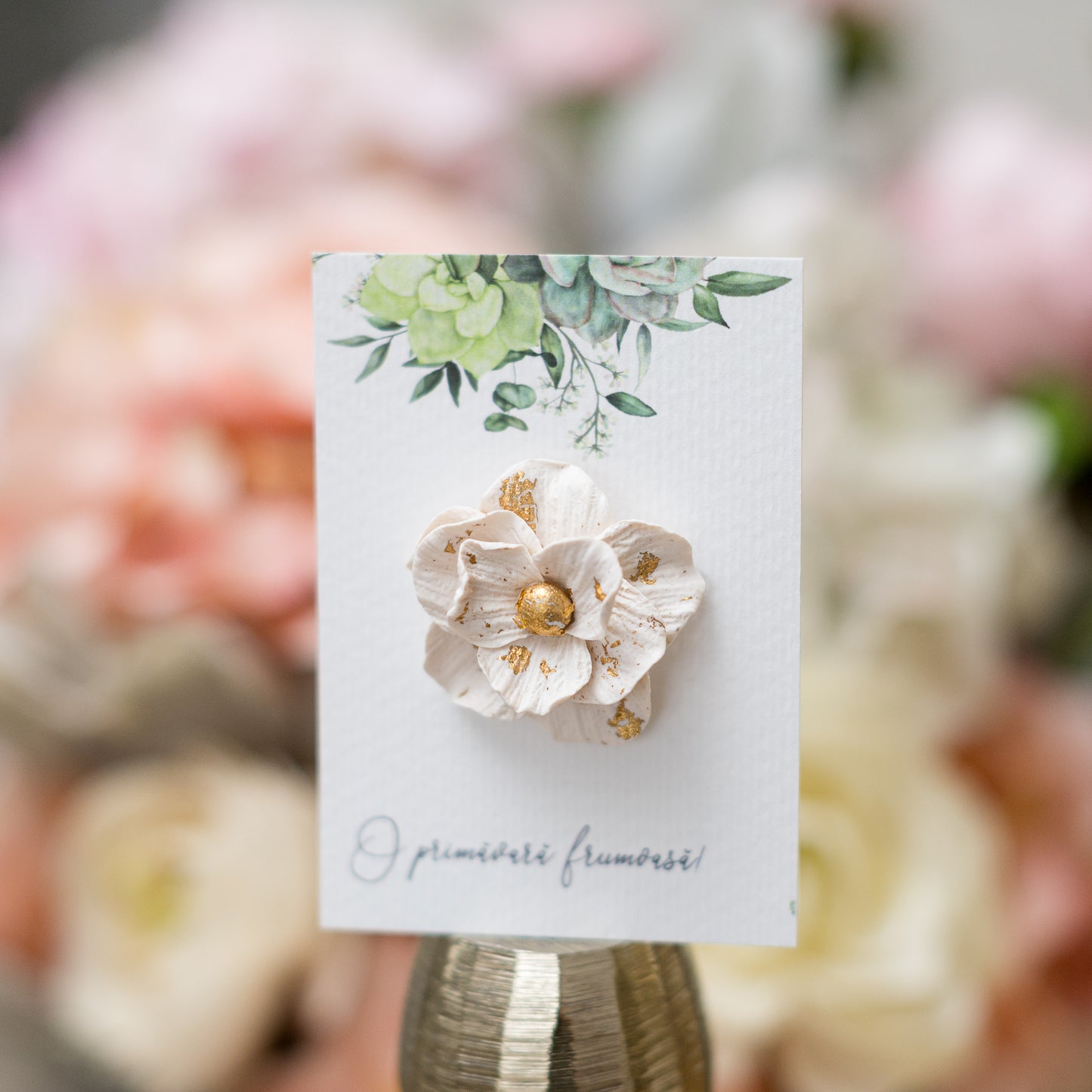 Mărțișor din lut polimeric cu ac de broșă, floare albă cu auriu