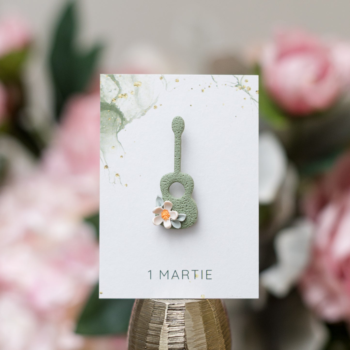 Mărțișor din lut polimeric cu ac de broșă, chitară cu flori