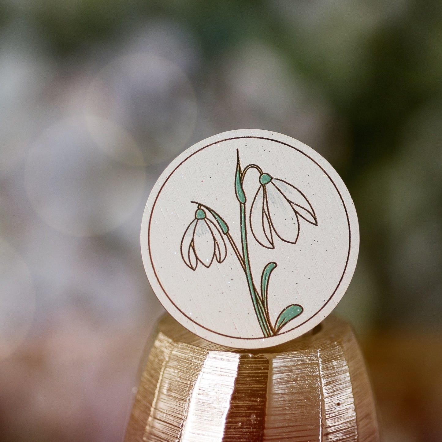 Mărțișor din lemn cu pictură manuală cu 2 ghiocei