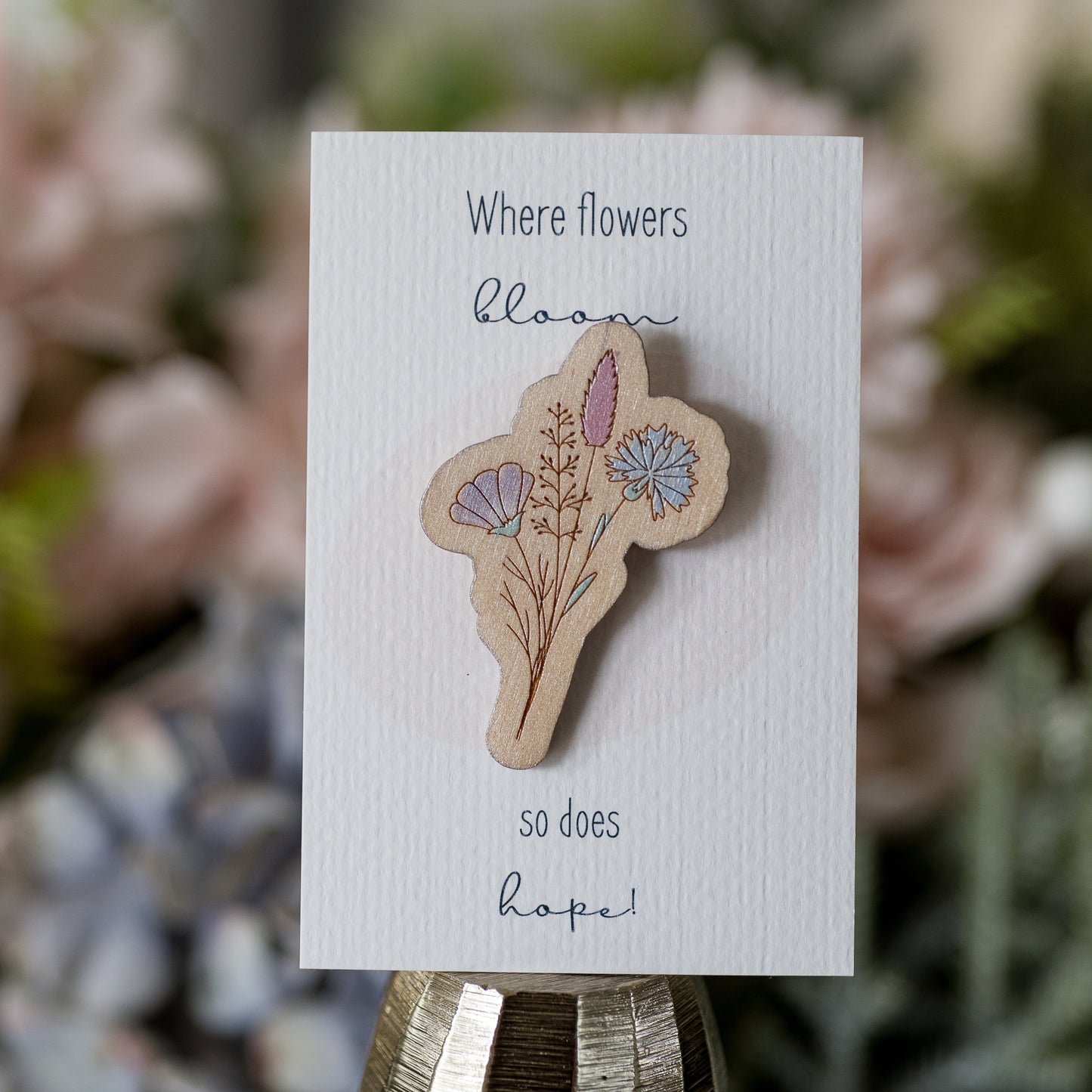 Mărțișor din lemn pictat manual cu flori de câmp