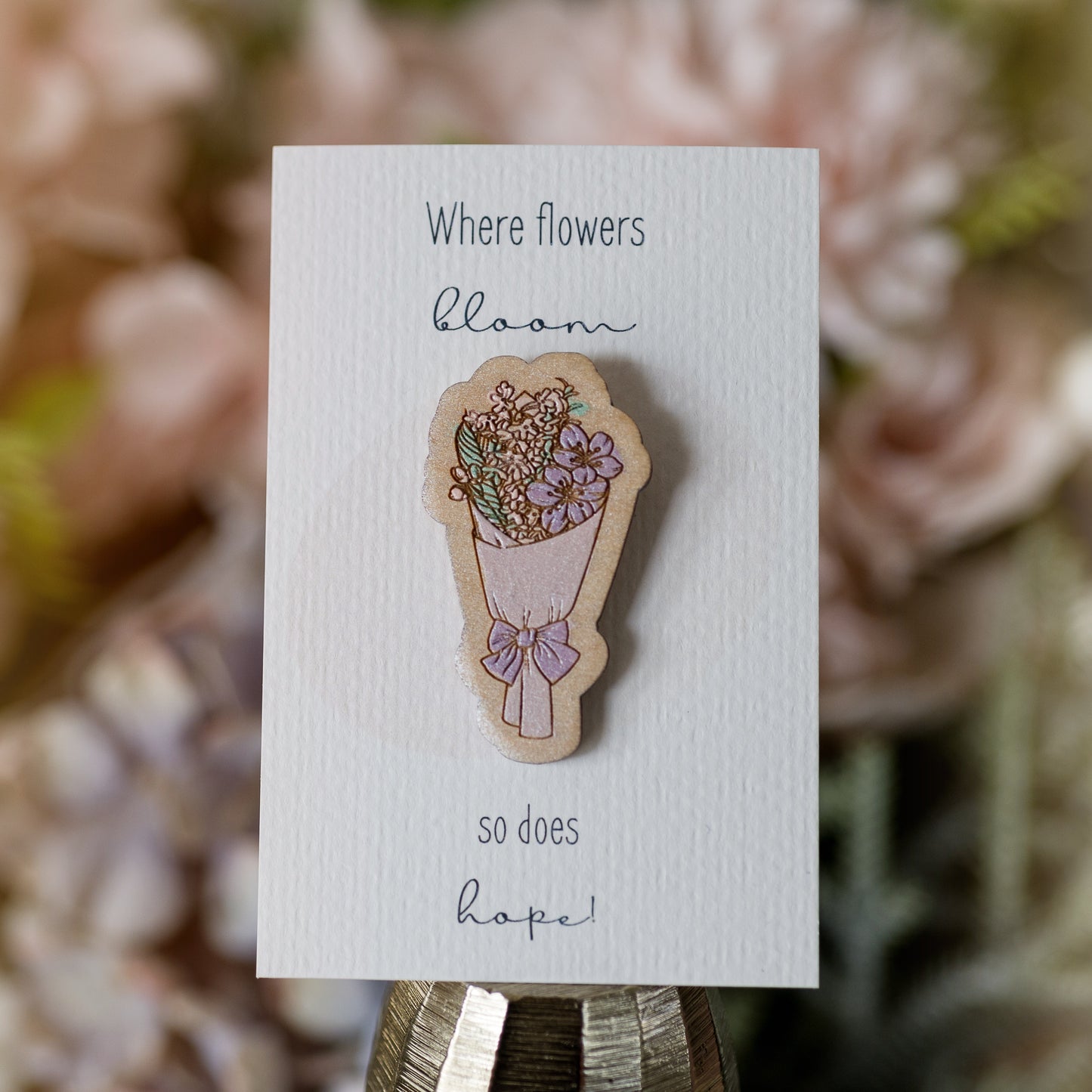 Mărțișor din lemn pictat manual cu un buchet de flori