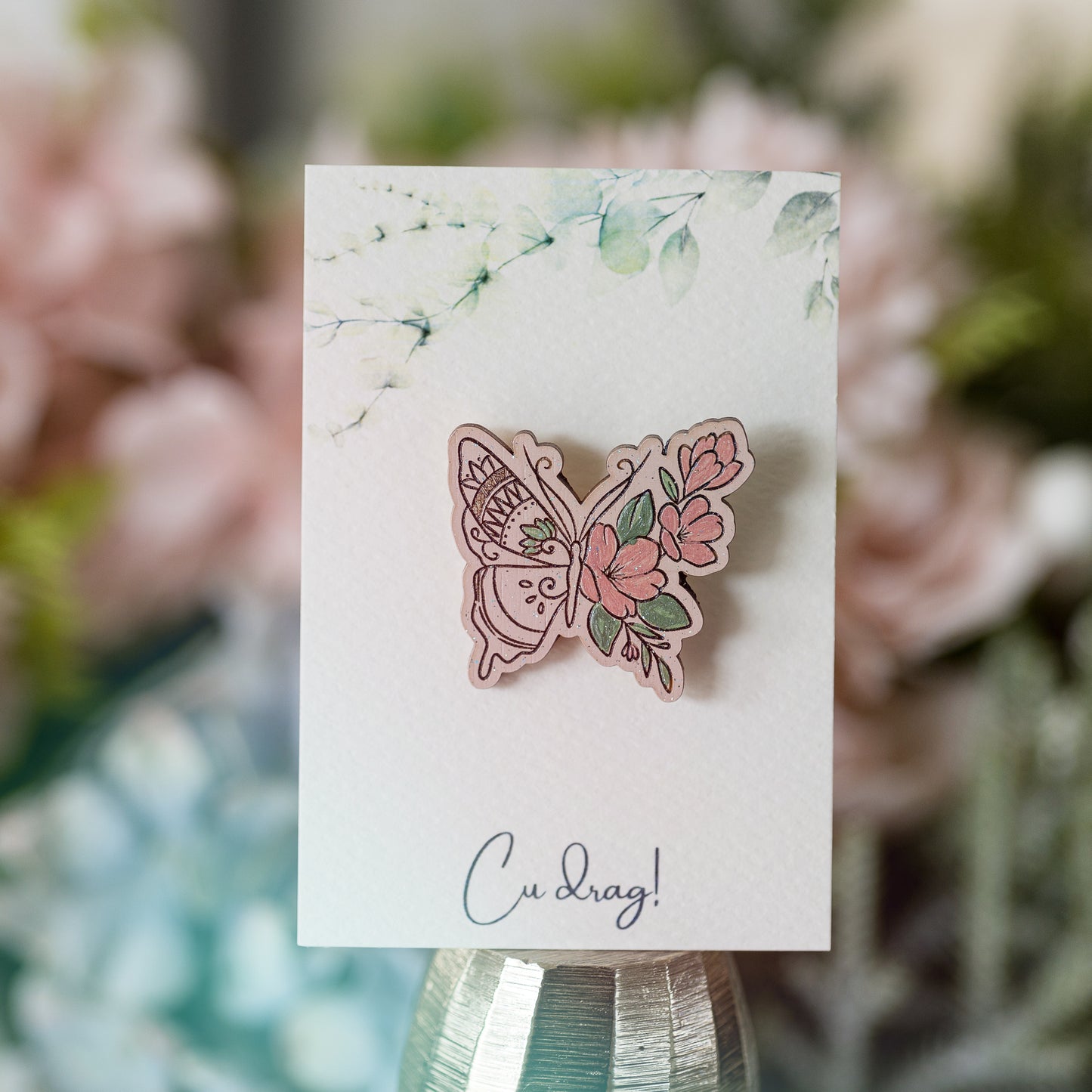 Mărțișor din lemn pictat manual cu un fluturaș floral (roz)