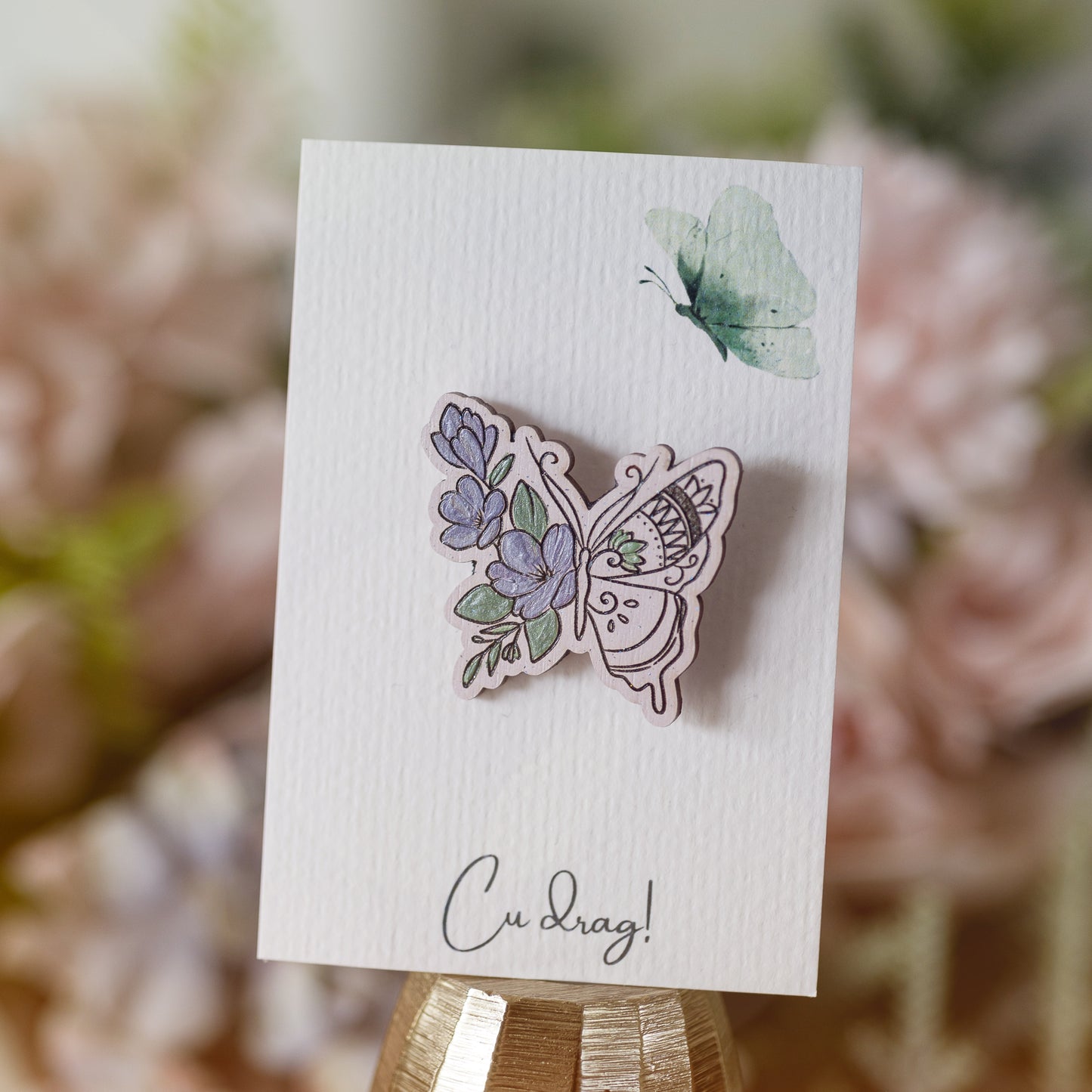 Mărțișor din lemn pictat manual cu un fluturaș floral (mov)