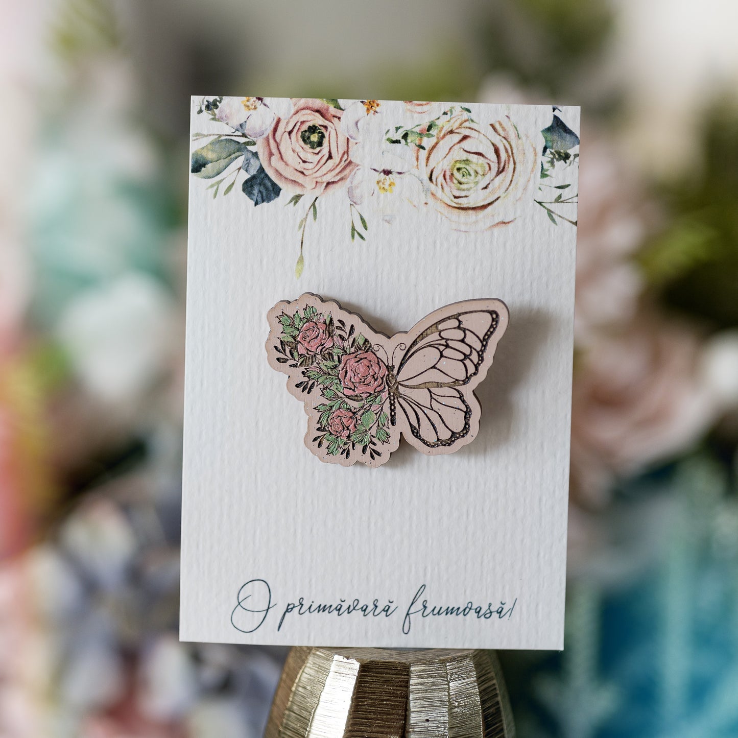 Mărțișor din lemn pictat manual cu un fluturaș floral (piersic)