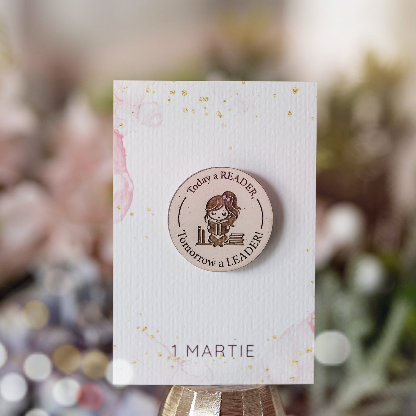 Mărțișor din lemn pictat manual cu fetiță ce citește și mesaj gravat Today a READER, Tomorrow a LEADER