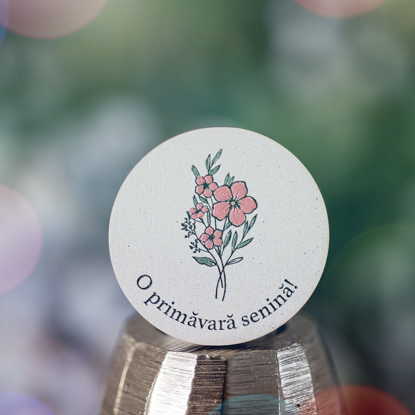 Mărțișor din lemn floral cu pictură manuală și mesaj gravat O primăvară senină!