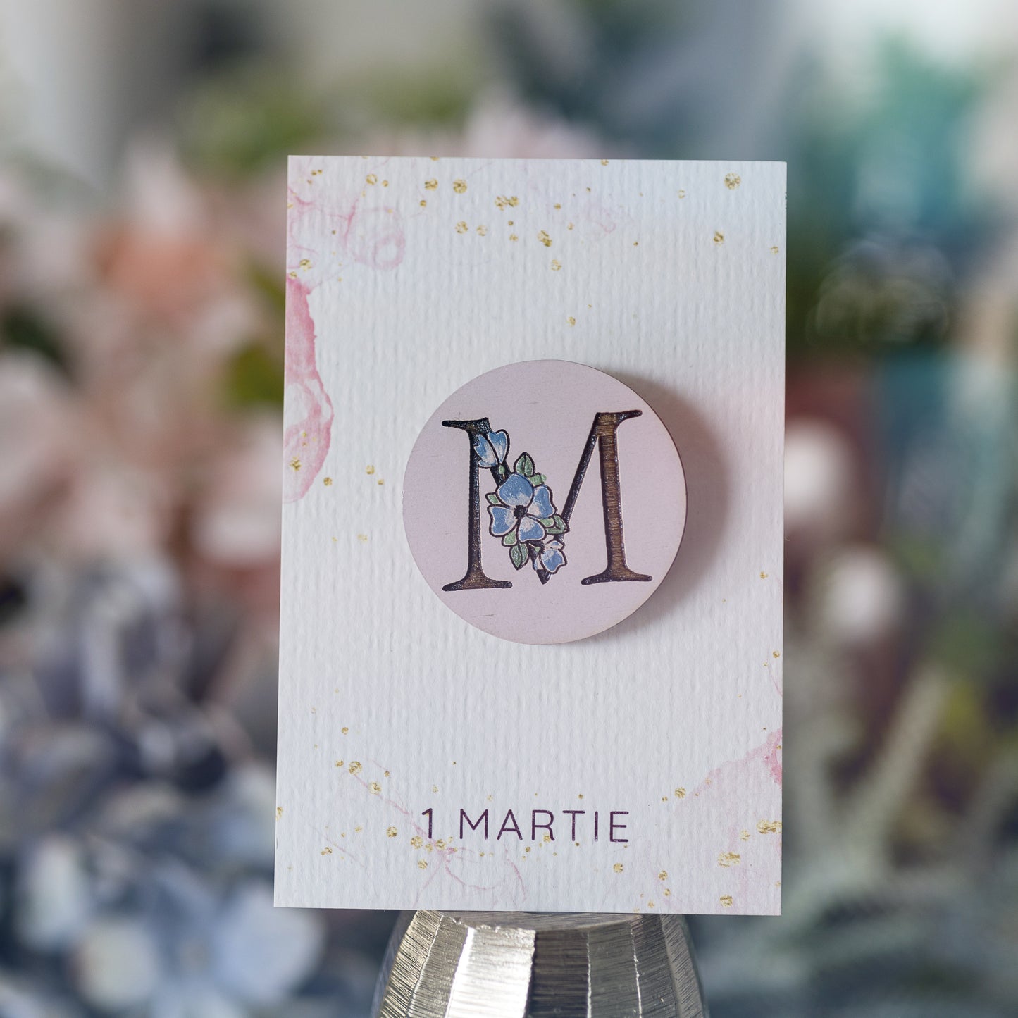 Mărțișor pictat manual, monogramă litera M