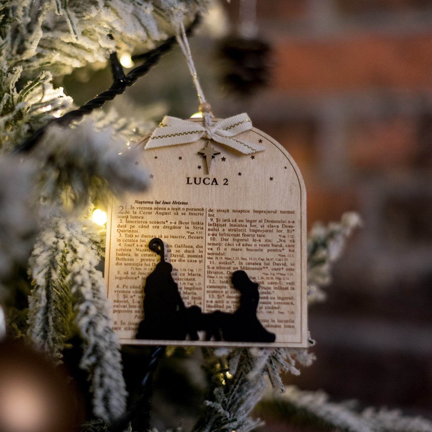 Ornament pom de Crăciun - Filă din Biblie, Luca 2, cu scena nașterii