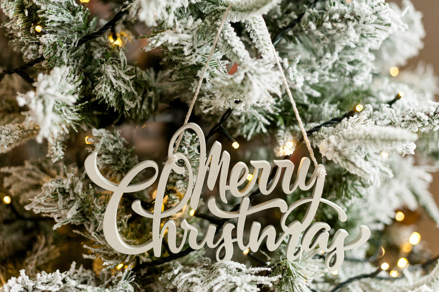 Ornament lemn vopsit alb MERRY CHRISTMAS de pus în pomul de Crăciun