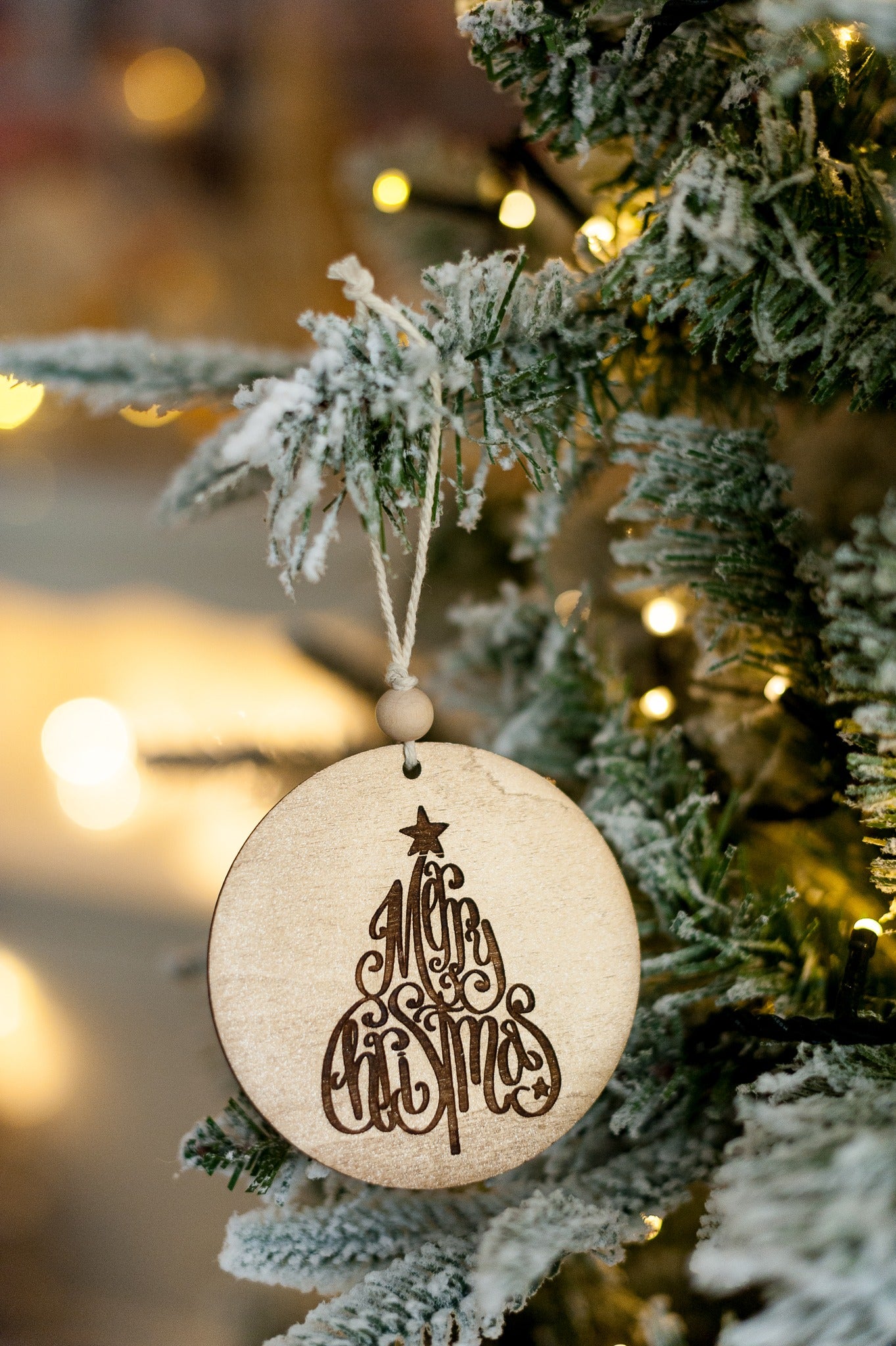 Glob lemn natur cu urare Merry Christmas în formă de brad