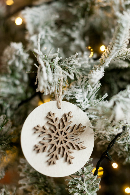 Glob din lemn vopsit alb cu sidef, cu fulg auriu 3D