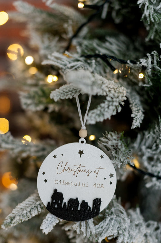 Ornament din lemn cu mesaj gravat Christmas at...(adresa dorită)