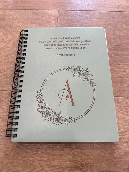 Agendă, carnețel cu coperti din lemn cu literă personalizată și citat de Florence Littawer