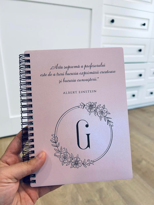 Agendă, carnețel cu coperti din lemn cu literă personalizată și citat de Albert Einstein