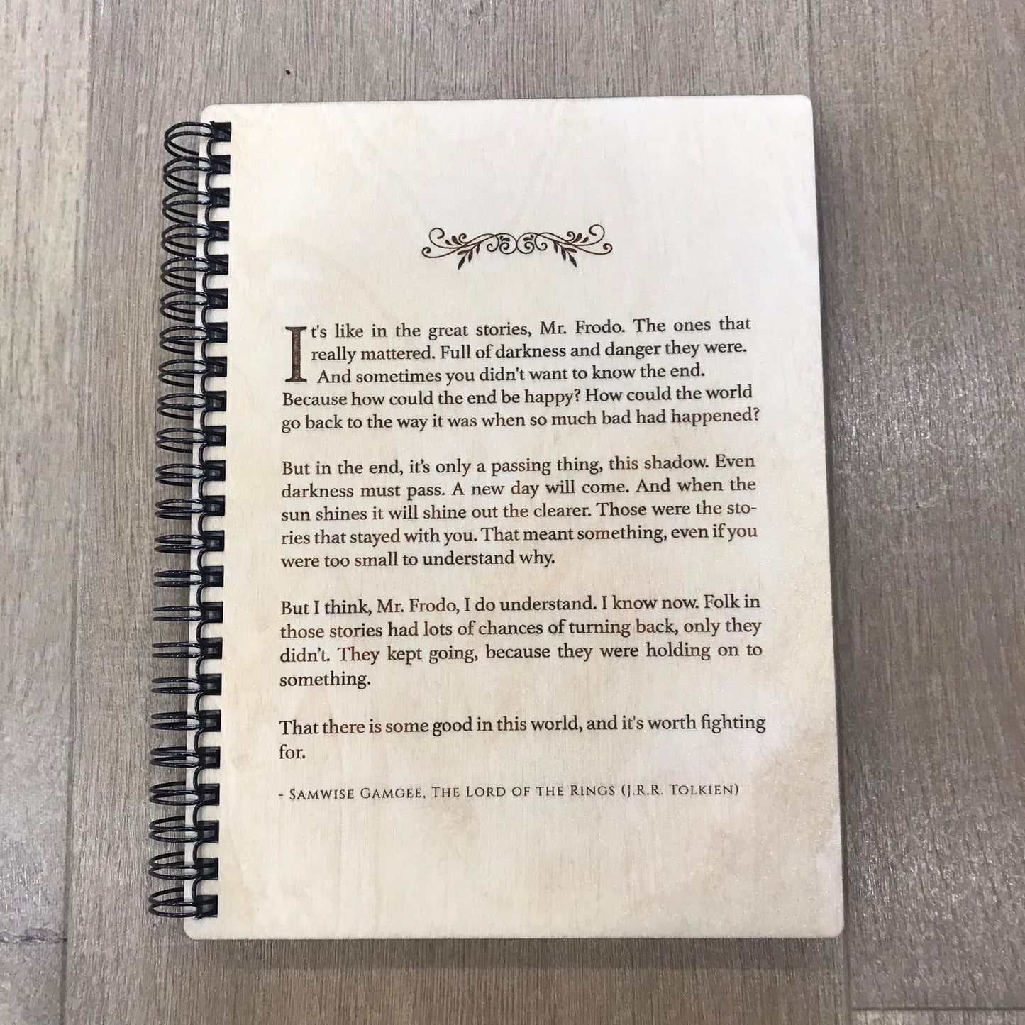 Agenda, Carnetel cu coperi din lemn filă din romanul Lord of the Rings, J.R.R Tolkien