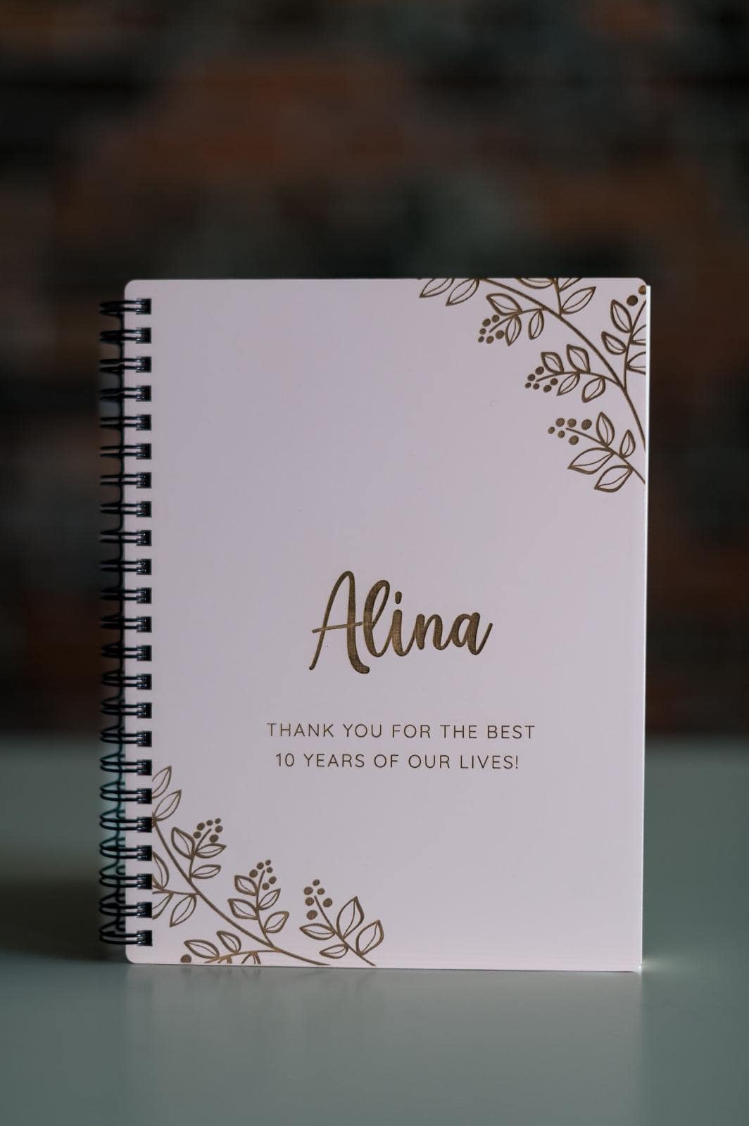 Agendă, Carnețel cu coperți din lemn vopsit roz, personalizată cu gravură de flori, nume și citat/mesaj (Copy) (Copy)