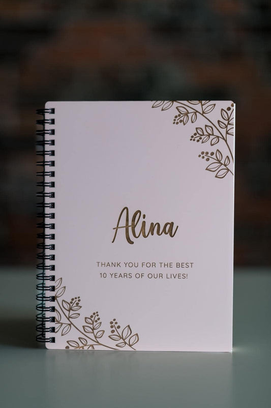 Agendă, Carnețel cu coperți din lemn vopsit roz, personalizată cu gravură de flori, nume și citat/mesaj (Copy) (Copy)