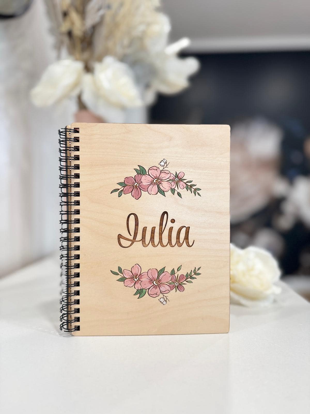 Agenda, Carnetel cu coperți din lemn natur cu flori pictate manual și nume personalizat