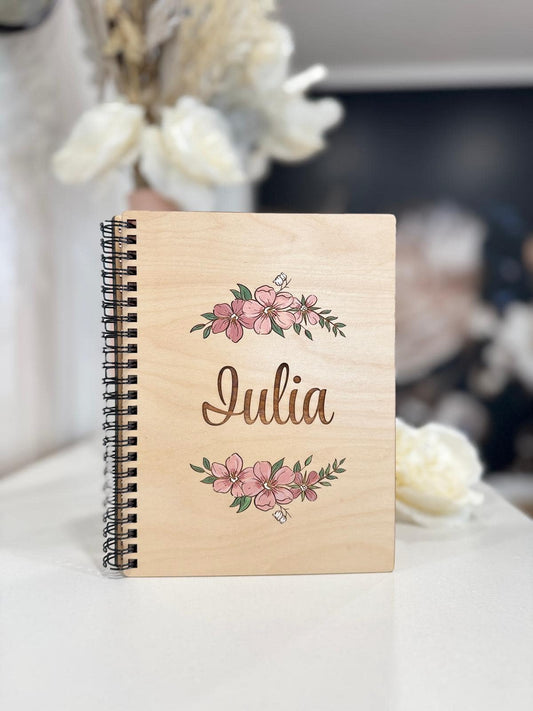 Agenda, Carnetel cu coperți din lemn natur cu flori pictate manual și nume personalizat