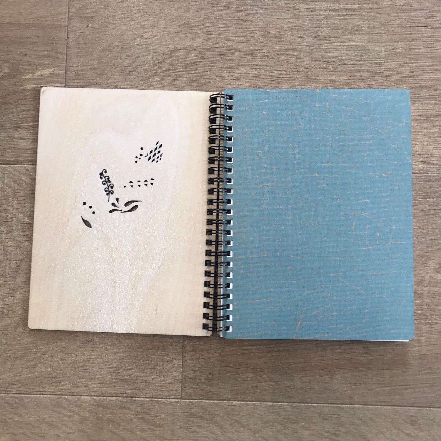 Agendă gravată sau Carnețel cu coperți din lemn natur cu pană pictată și mesaj WRITE YOUR STORY