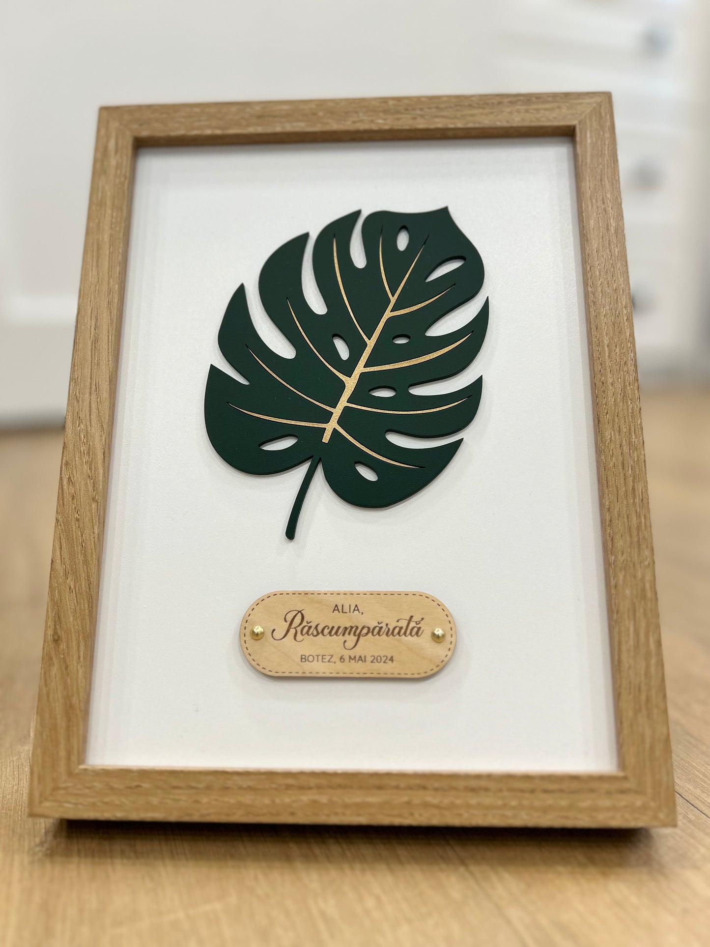Ramă decorativă de botez cu frunză 3D din lemn vopsit și gravură personalizată