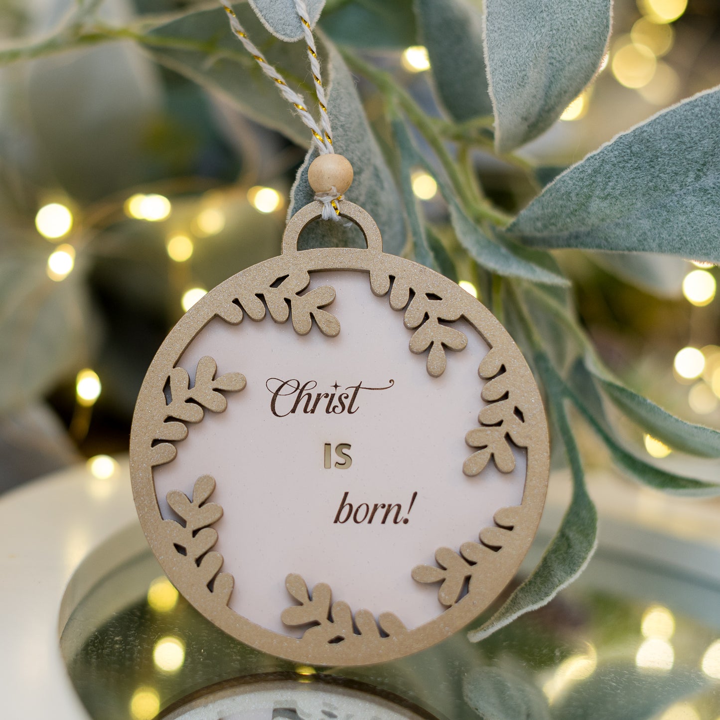 Ornament din lemn cu gravură CHRIST is BORN și coroniță 3D