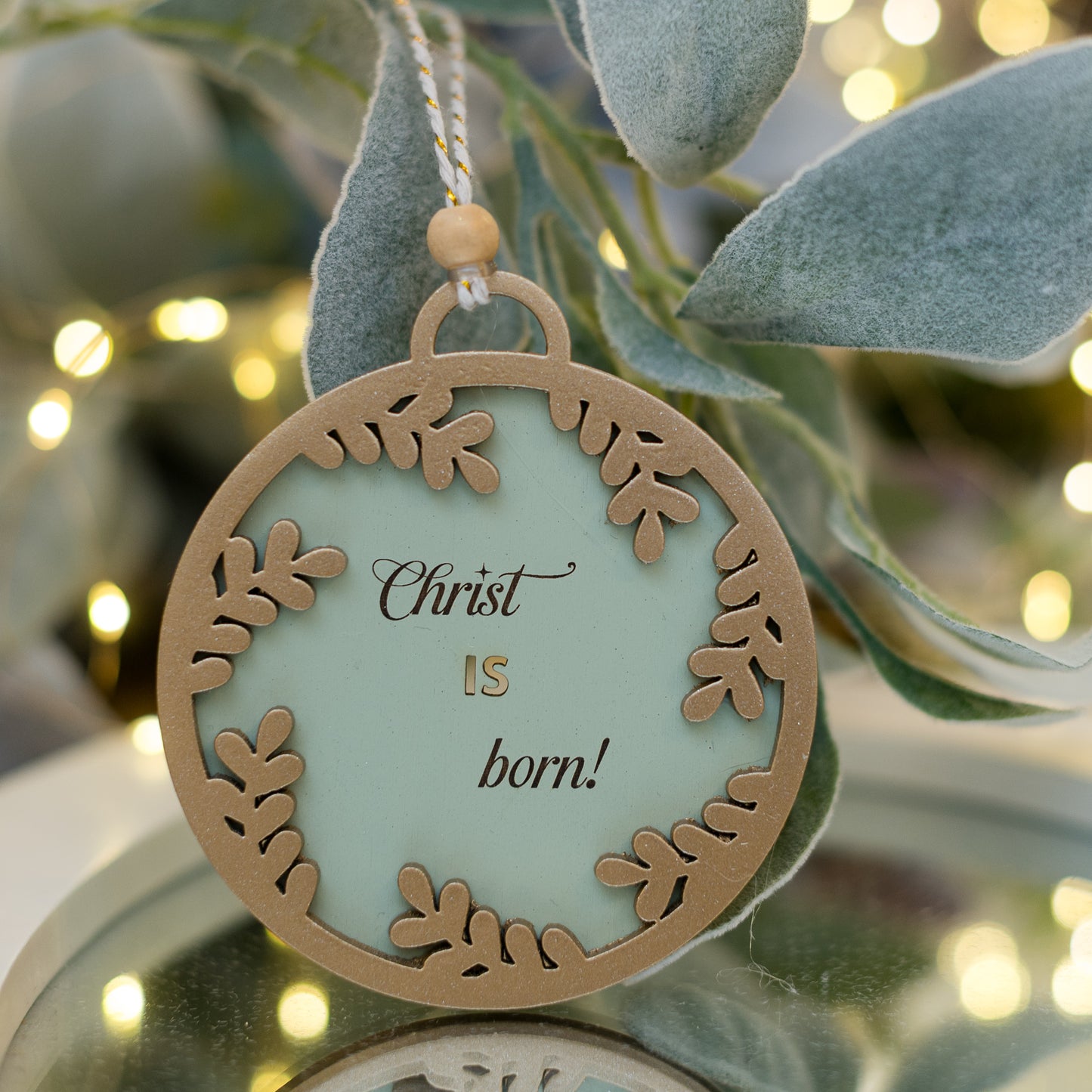 Ornament din lemn cu gravură CHRIST is BORN și coroniță 3D