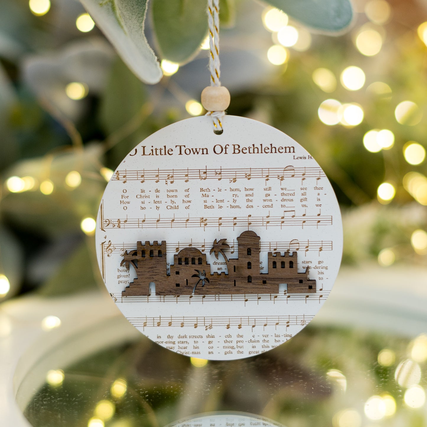 Ornament din lemn cu colind tradițional gravat O, LITTLE TOWN OF BETHLEHEM și cu orășelul mic 3D